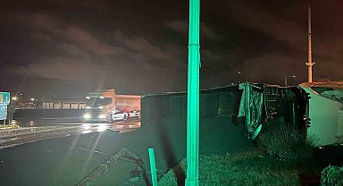 Kum yüklü tırın devrildiği kazada faciadan dönüldü