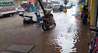 Kumluca'da sağanak yağmur etkili oldu
