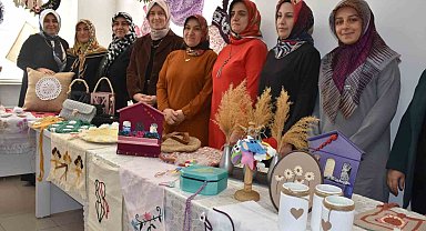 Kursiyer kadınlar sertifikalarını Vali Çelik'in eşinden aldı