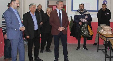 Kursiyerlerin yaptığı giysiler kırsal mahalle öğrencilerine hediye edildi