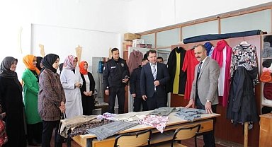 Kursiyerlerle yakından ilgilendi