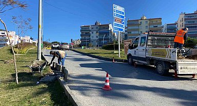 Kuşadası Belediyesi bozulan yolları onarıyor