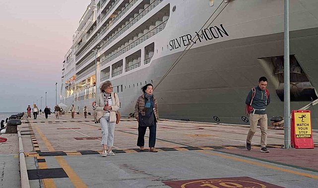 Kuşadası'na yılın son gemisi geldi