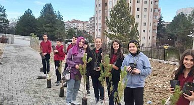Kütahya'da Atakent İlk ve Ortaokulu bahçesine fidan dikimi