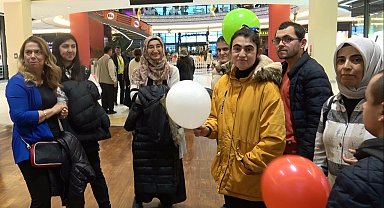 Kütahya'da engelleri aşan özel vatandaşlardan Filistin için resim sergisi