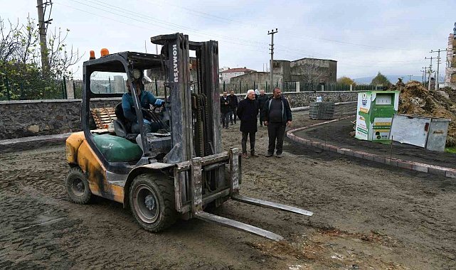 Lapseki'de parke taş döşemesi hızla devam ediyor