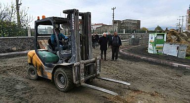Lapseki'de parke taş döşemesi hızla devam ediyor