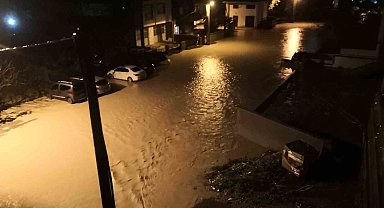 Lapseki'de sağanak yağış etkili oldu, caddeler göle döndü