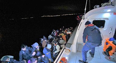 Lastik bot içerisindeki 51 düzensiz göçmen kurtarıldı