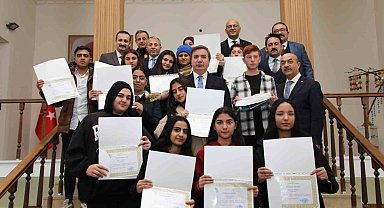 Liseli gençlerden örnek davranış