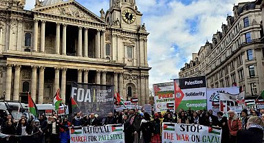 Londra'da on binlerce kişiden Filistin'e destek protestosu
