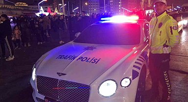 Lüks polis aracı Taksim'de yeni yıl mesaisinde