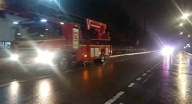 Madeni yağ fabrikasındaki yangın ekipleri harekete geçirdi