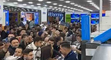 Mağaza açılışında vatandaşların izdihamı kamerada