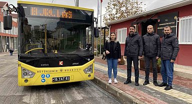 Mahalleye 5 yıl sonra gelen otobüsü böyle karşıladılar