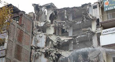 Malatya'da ağır hasarlı binaların yıkımı sürüyor
