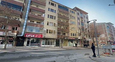 Malatya'da hasarlı iki binanın kolonlarındaki açılmalar korkuttu