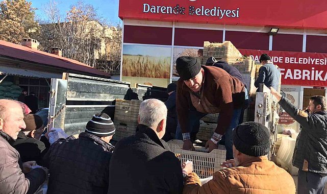 Malatyalı depremzedelere mandalina dağıttı