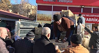 Malatyalı depremzedelere mandalina dağıttı
