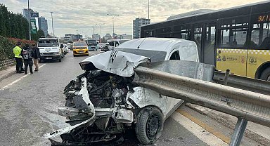 Maltepe E 5'te araç bariyerlere girdi: 2 yaralı