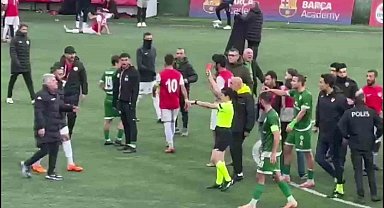 Maltepe'de faul kararı bekleyen futbolcular ve hakem arasında gerginlik