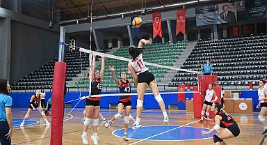 Manavgat Belediyespor Kadın Voleybol Takımı dolu dizgin