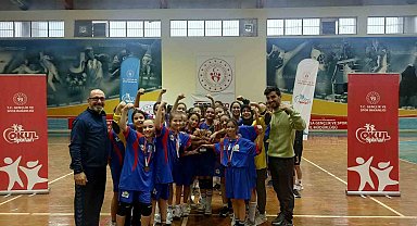 Manisa'da okul sporları küçükler hentbol müsabakaları sona erdi
