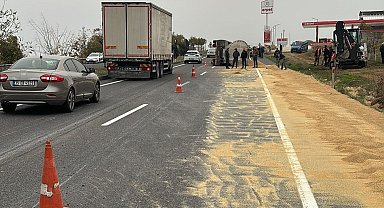 Manisa'da tır devrildi, yemler yola savruldu
