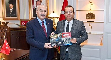 Manisalı Ali Bey kitabı Adana'da okullara armağan edildi