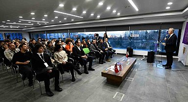 Mansur Yavaş, oyun geliştirme merkezinde gençlerle bir araya geldi