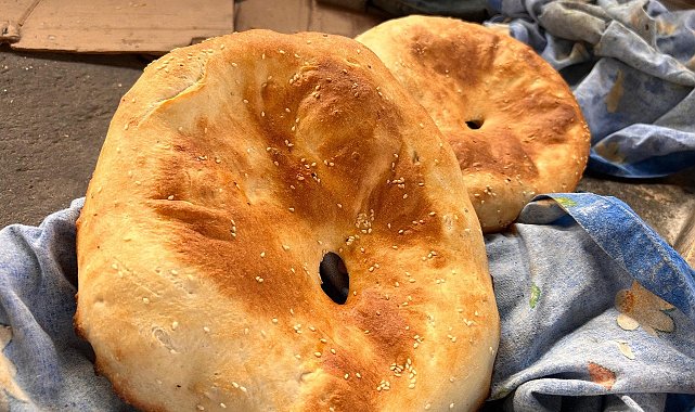 Mardin'de tandır başına geçen kadınlar günde 450 adet ekmek çıkartıyor