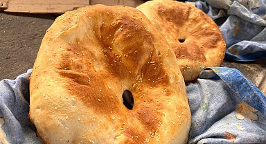 Mardin'de tandır başına geçen kadınlar günde 450 adet ekmek çıkartıyor