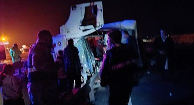 Mardin'de tır bariyerlere çarptı: 1 ağır yaralı