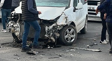 Mardin'de tır ile hafif ticari araç çarpıştı