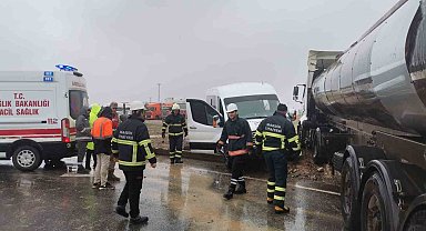 Mardin'de tır ve yolcu minibüsü çarpıştı: 2 yaralı