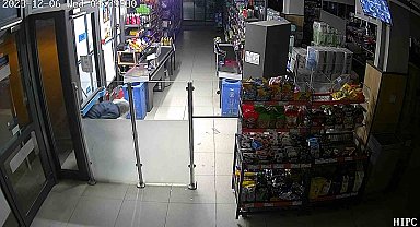 Marketten gıda ürünleri ve sigara çalan kişi güvenlik kameralarına yansıdı