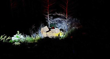 Marmaris'te 30 metrelik uçuruma yuvarlanan kamyonun şoförü hayatını kaybetti