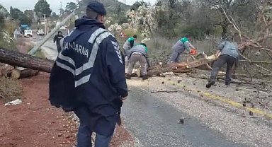 Marmaris'te sağanak yağış ve fırtına devam ediyor