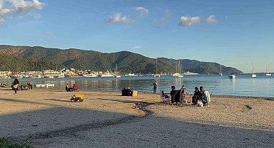 Marmaris'te vatandaşlar güneşli havanın keyfini çıkardılar