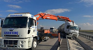 Mazot tankeri bariyerlere çarptı: 1 yaralı