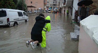 Mersin'de sağanak yağış sele neden oldu