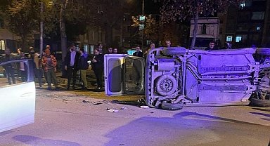 Merzifon'da 2 araç çarpıştı, sürücüler yaralandı