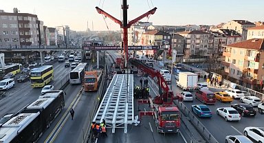 Metrobüs durağında çalışma yapan İBB'ye bağlı ekipler trafiği durma noktasına getirdi