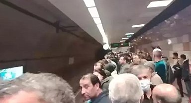 Metroda meydana gelen arıza yolcuları isyan ettirdi