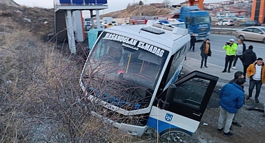 Midibüs ile otomobil çarpıştı: 20 yaralı