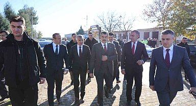 Milli Eğitim Bakanı Tekin, öğretmen ve öğrencilerle buluştu