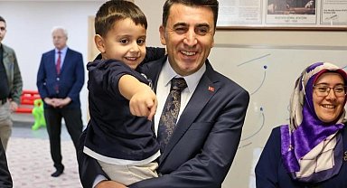 Minik öğrenci valiye okulunu gezdirdi