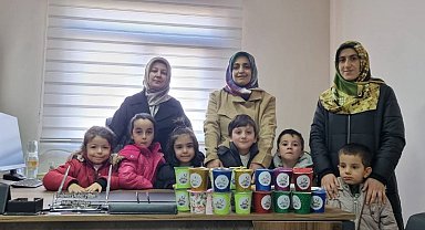 Minik öğrenciler kumbaralarını Filistin için açtılar