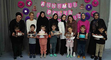 Minikler anneleriyle pasta yaptı