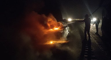 Motor kısmı yanmaya başlayan araç alev topuna döndü